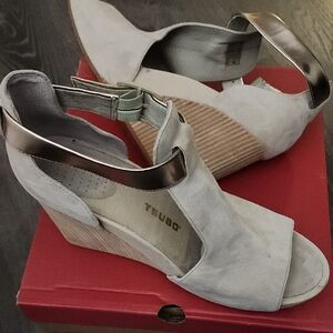 Tsubo Women's Metallic and Cream Wedge Sandals